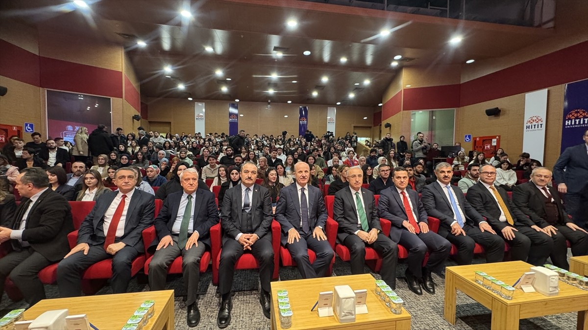 Hitit Üniversitesi Çorum Sosyal Meslek Yüksekokulu Ethem Erkoç Konferans Salonu'nda "Gençlik...