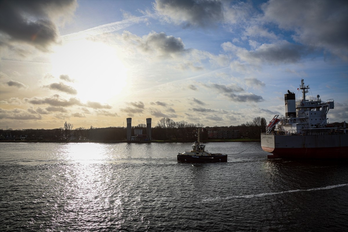 Hollanda'da rekor sayılabilecek 11 günlük aranın ardından güneş yüzünü tekrar gösterdi. Bulutlu...