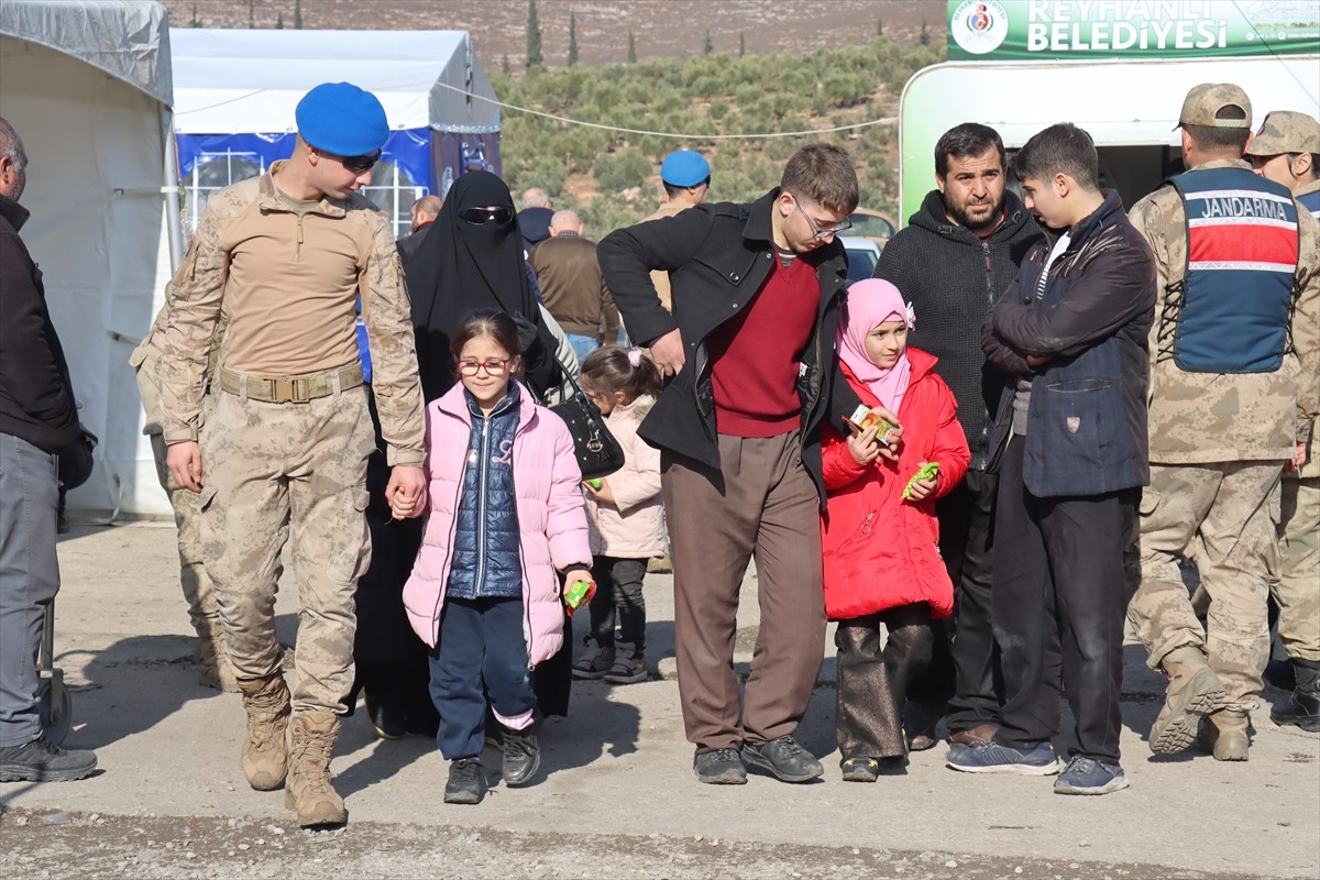 İç savaş sırasında Türkiye'ye sığınan Suriyeliler, 61 yıllık Baas rejiminin devrilmesi sonrasında...
