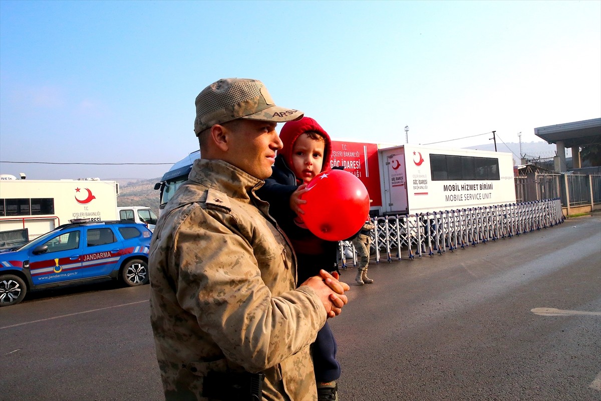 İç savaş sırasında Türkiye'ye sığınan Suriyeliler, 61 yıllık Baas rejiminin devrilmesi sonrasında...