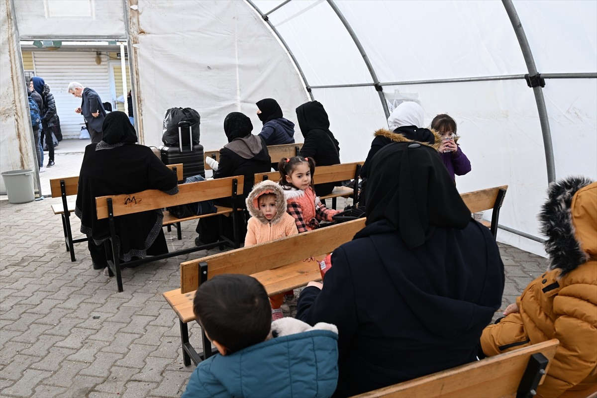 İç savaş sırasında Türkiye'ye sığınan Suriyelilerin 61 yıllık Baas rejiminin devrilmesi sonrasında...