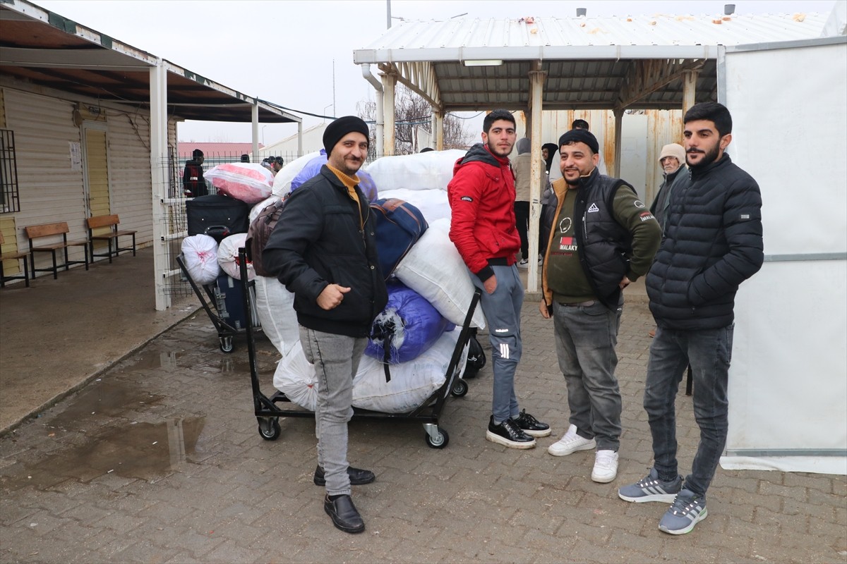 İç savaş sırasında Türkiye'ye sığınan Suriyelilerin 61 yıllık Baas rejiminin devrilmesi sonrasında...