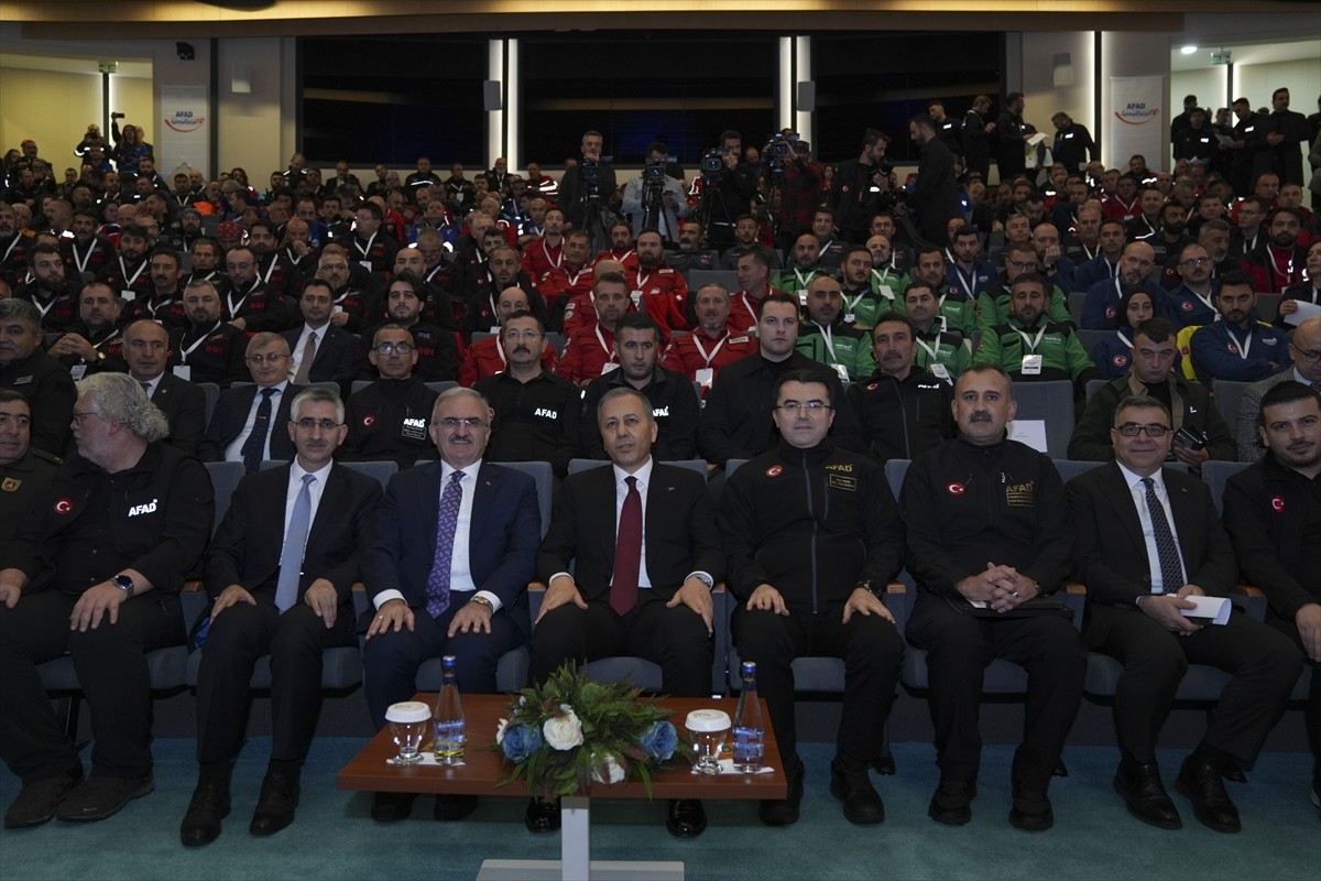 İçişleri Bakanı Ali Yerlikaya, 5 Aralık Dünya Gönüllüler Günü dolayısıyla Afet ve Acil Durum...