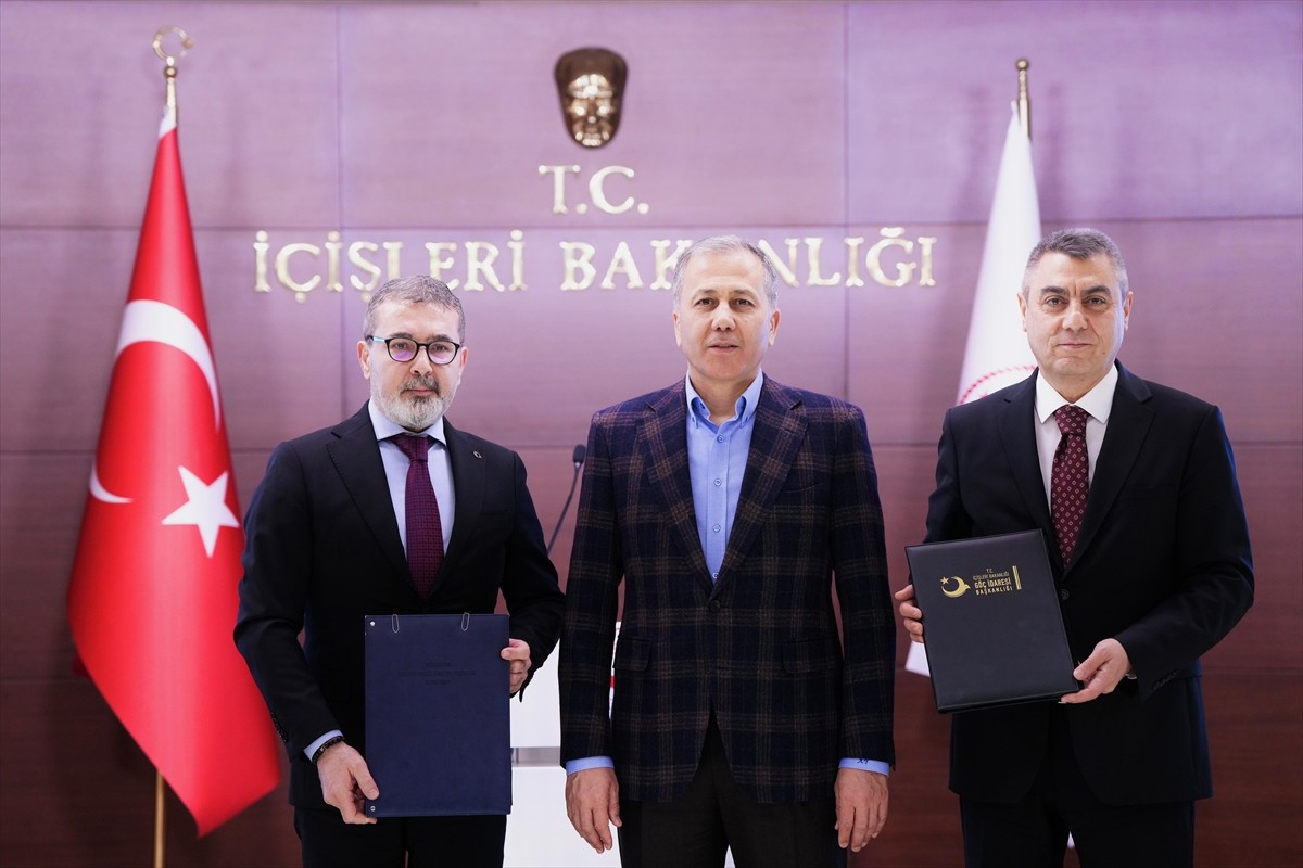 İçişleri Bakanı Ali Yerlikaya, Göç İdaresi Başkanlığı ile Türkiye İnsan Hakları ve Eşitlik Kurumu...