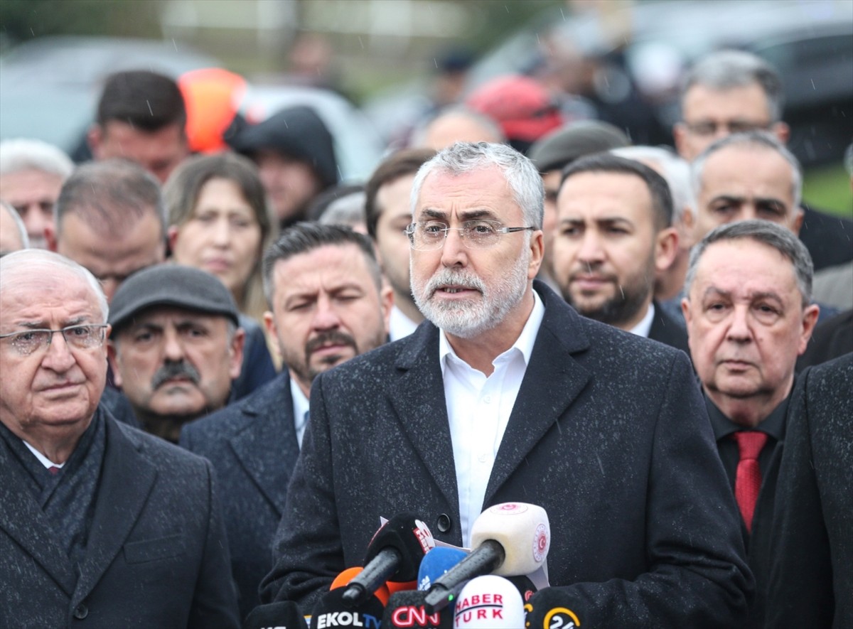 İçişleri Bakanı Ali Yerlikaya, Milli Savunma Bakanı Yaşar Güler (solda) ve Çalışma ve Sosyal...