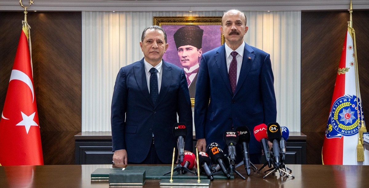 İçişleri Bakanı Ali Yerlikaya (sol 4), bazı illere atamaları yapılan il emniyet müdürlerini tebrik...