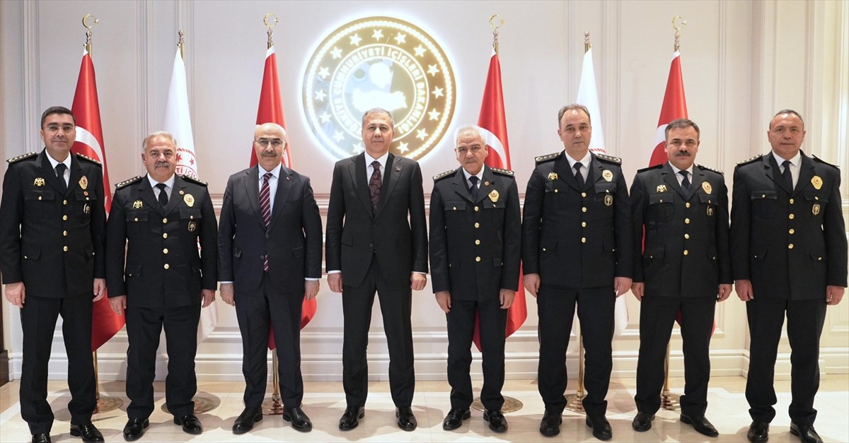 İçişleri Bakanı Ali Yerlikaya (sol 4), bazı illere atamaları yapılan il emniyet müdürlerini tebrik...