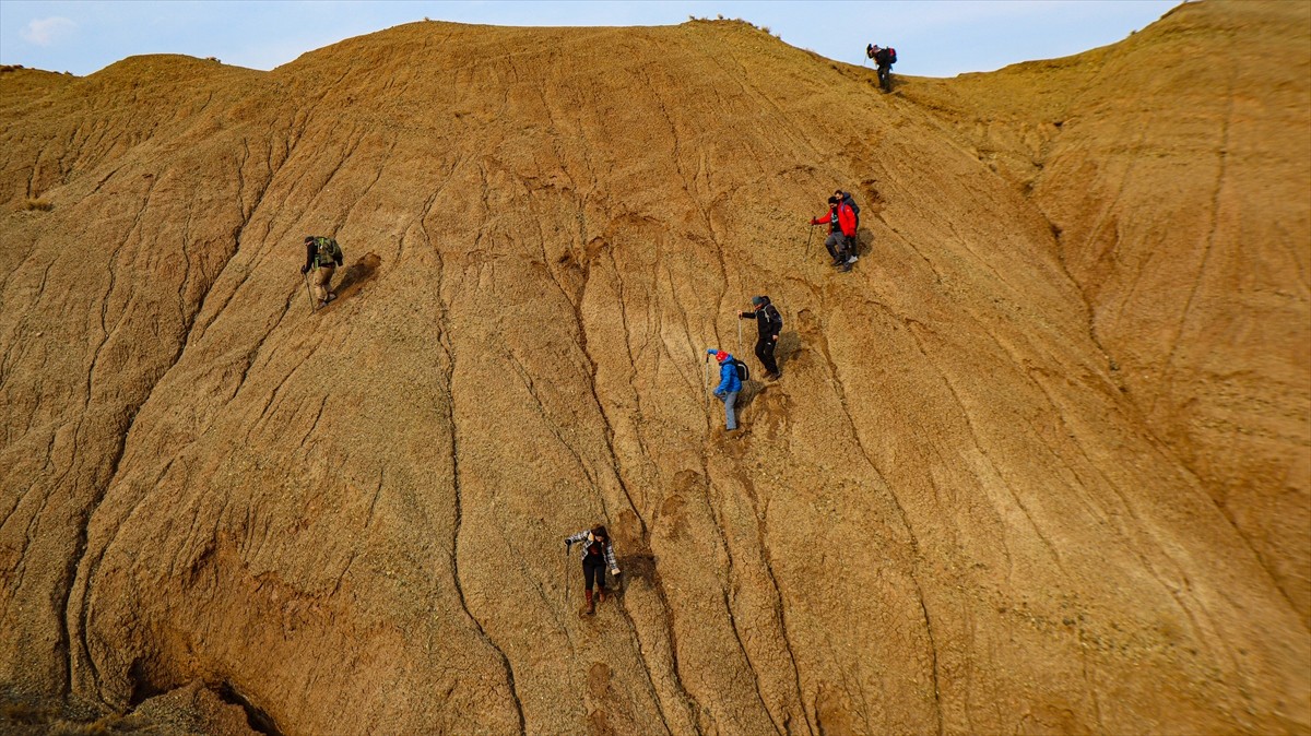Iğdır'ın Tuzluca ilçesinde yer alan Gökkuşağı Tepeleri, son yıllarda adından sıkça söz ettirerek...