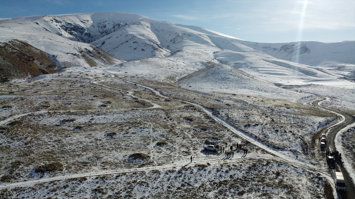 Iğdır Üniversitesi Avcılık ve Yaban Hayatı Bölümü öğrencileri, akademisyenlerle yaban hayvanları...