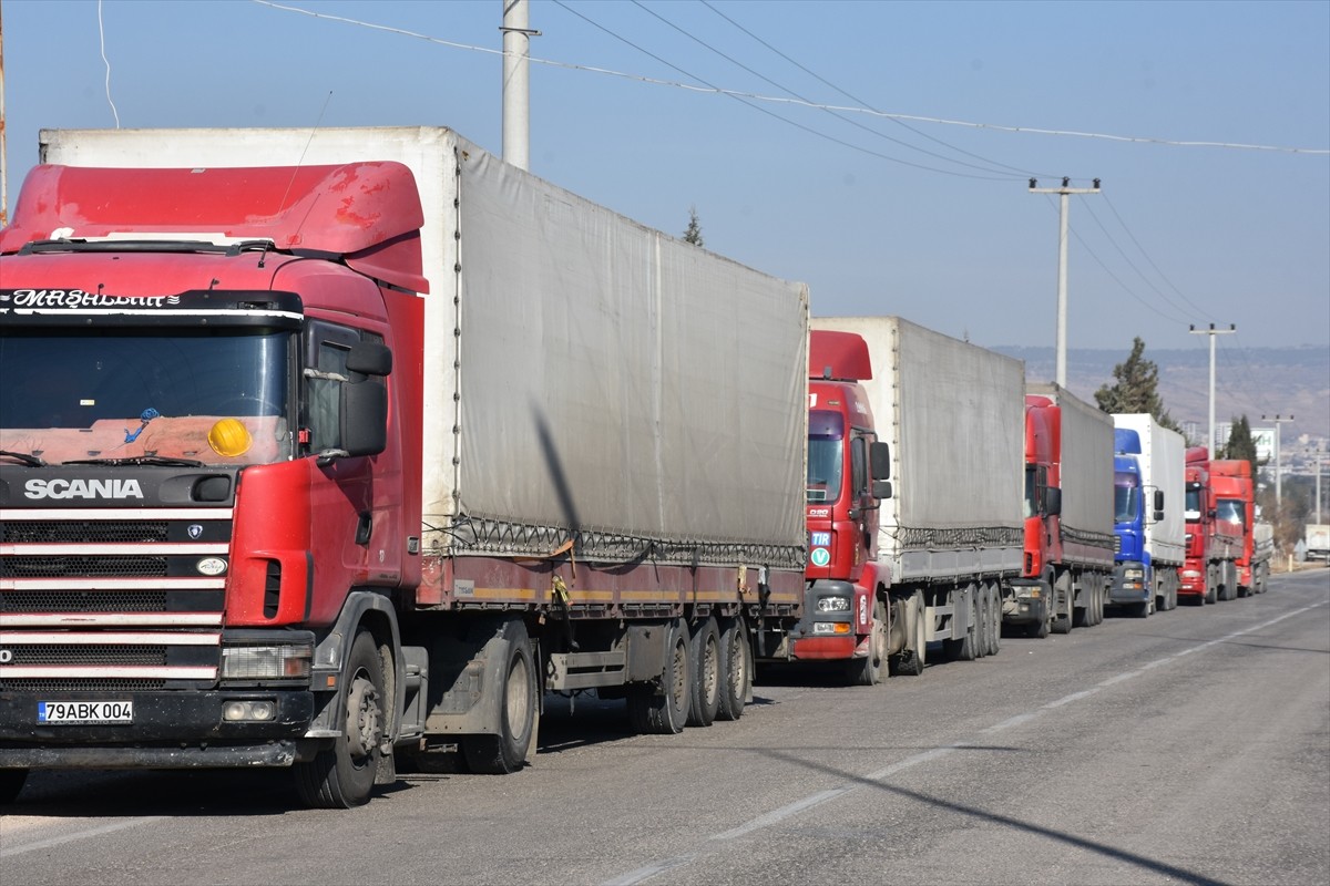 İnsan Hak ve Hürriyetleri (İHH) İnsani Yardım Vakfı Kilis Lojistik Merkezi koordinasyonunda...