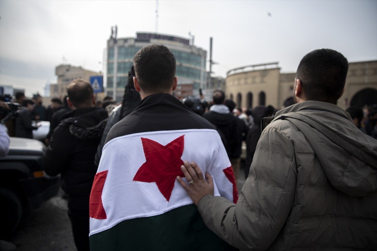 Irak’ın Erbil kentinde yaşayan Suriyeliler, Esed rejiminin devrilmesini kutladı. Erbil Kalesi...