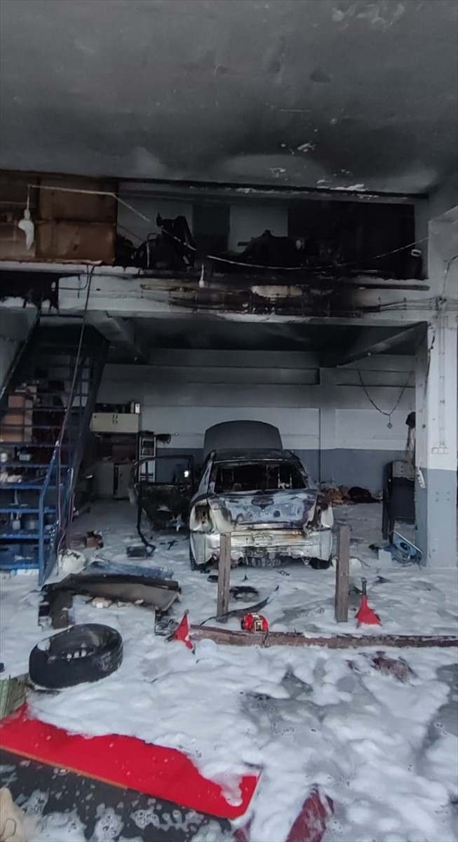 Isparta'da bir oto tamirhanesinde otomobilin LPG tankının patlaması sonucu 2 kişi yaralandı.