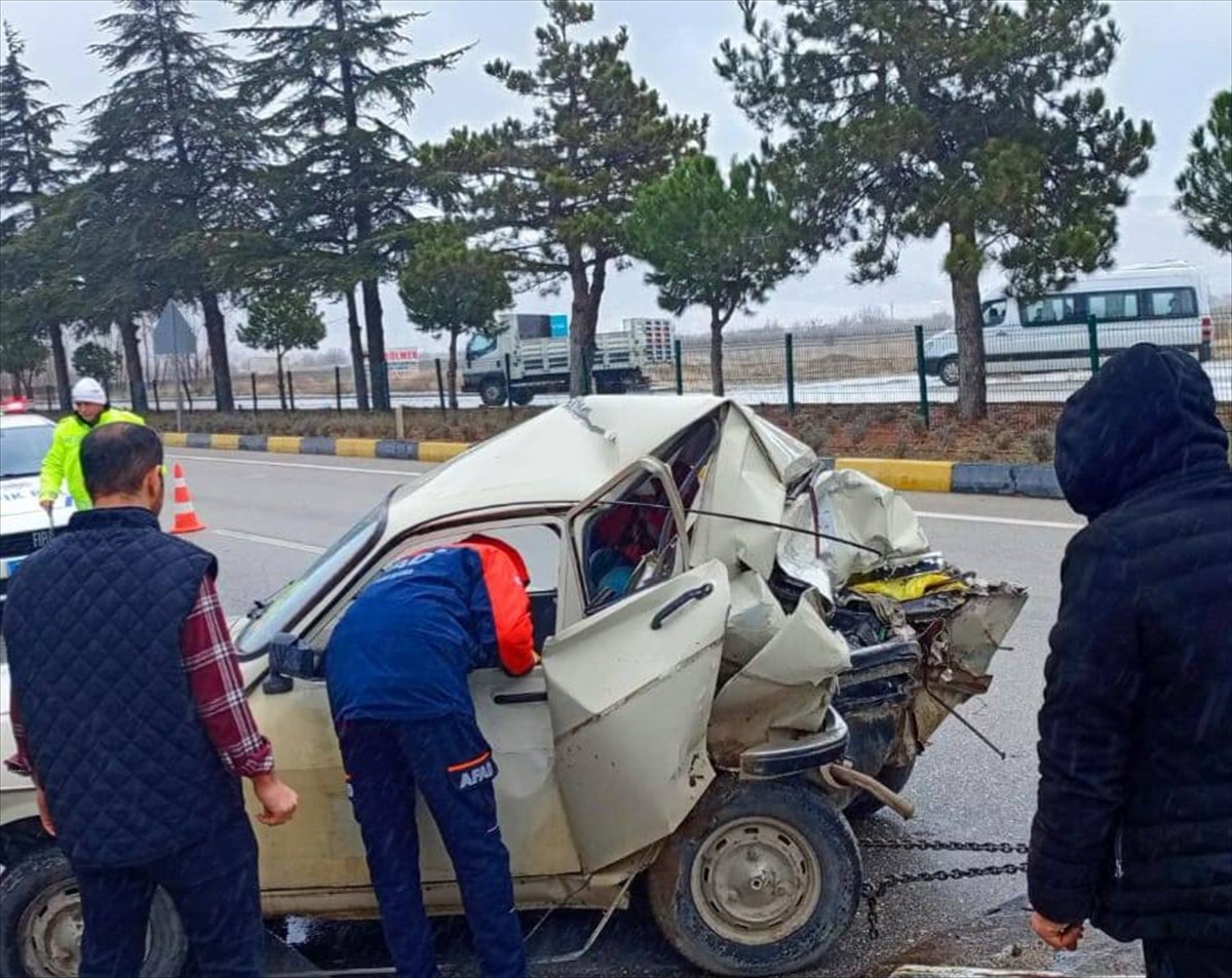 Isparta'da kamyonetle çarpışan otomobilin sürücüsü hayatını kaybetti.