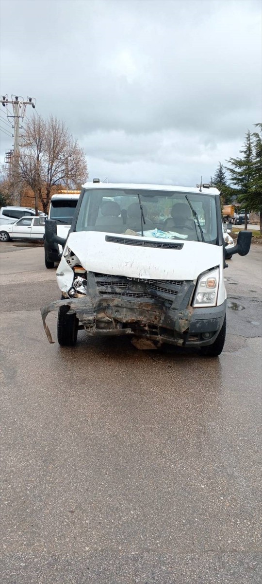 Isparta'da kamyonetle çarpışan otomobilin sürücüsü hayatını kaybetti.