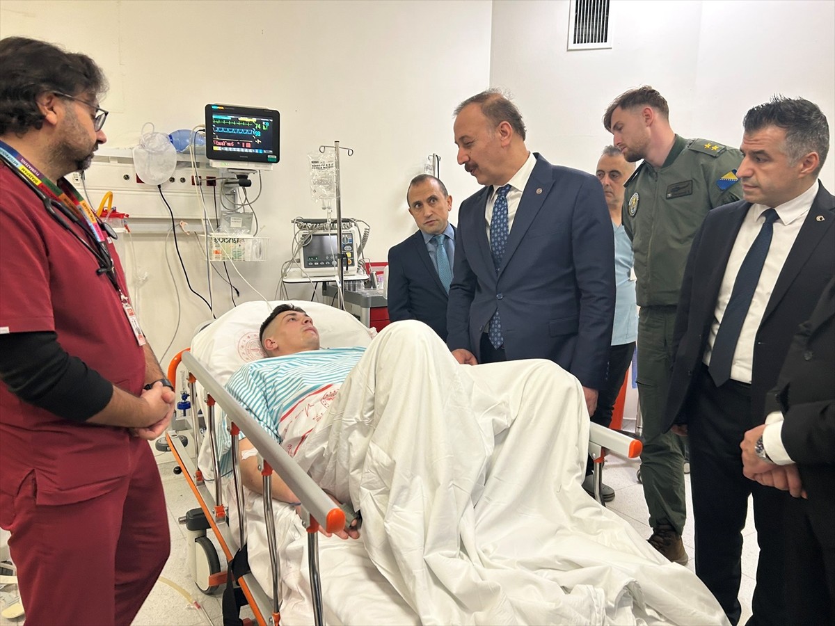 Isparta Valisi Abdullah Erin, 6 askerin şehit olduğu helikopter kazasının ardından Isparta Şehir...