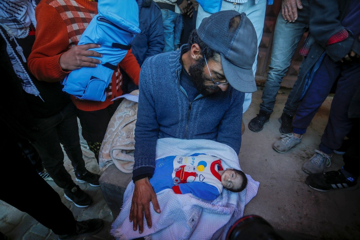 İsrail'in 7 Ekim 2023'ten bu yana saldırılarını sürdürdüğü ve nüfusunun neredeyse tamamını...