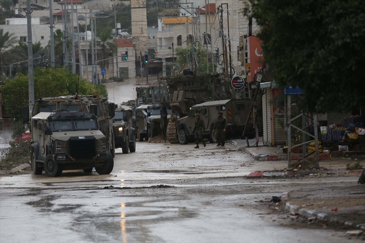 İsrail ordusu, işgal altındaki Batı Şeria'daki Tulkarem kentinde yer alan Tulkarem ve Nur Şems...