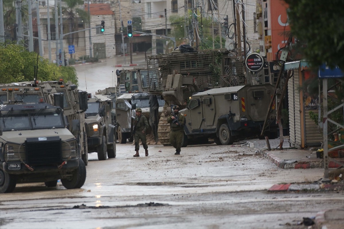 İsrail ordusu, işgal altındaki Batı Şeria'daki Tulkarem kentinde yer alan Tulkarem ve Nur Şems...