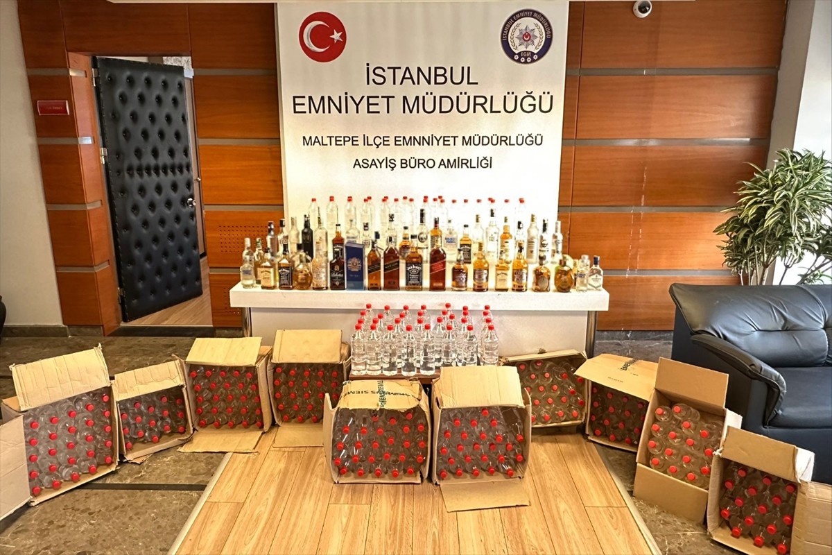 İstanbul'da düzenlenen sahte içki ve kaçak tütün operasyonlarında 4 şüpheli gözaltına alındı....