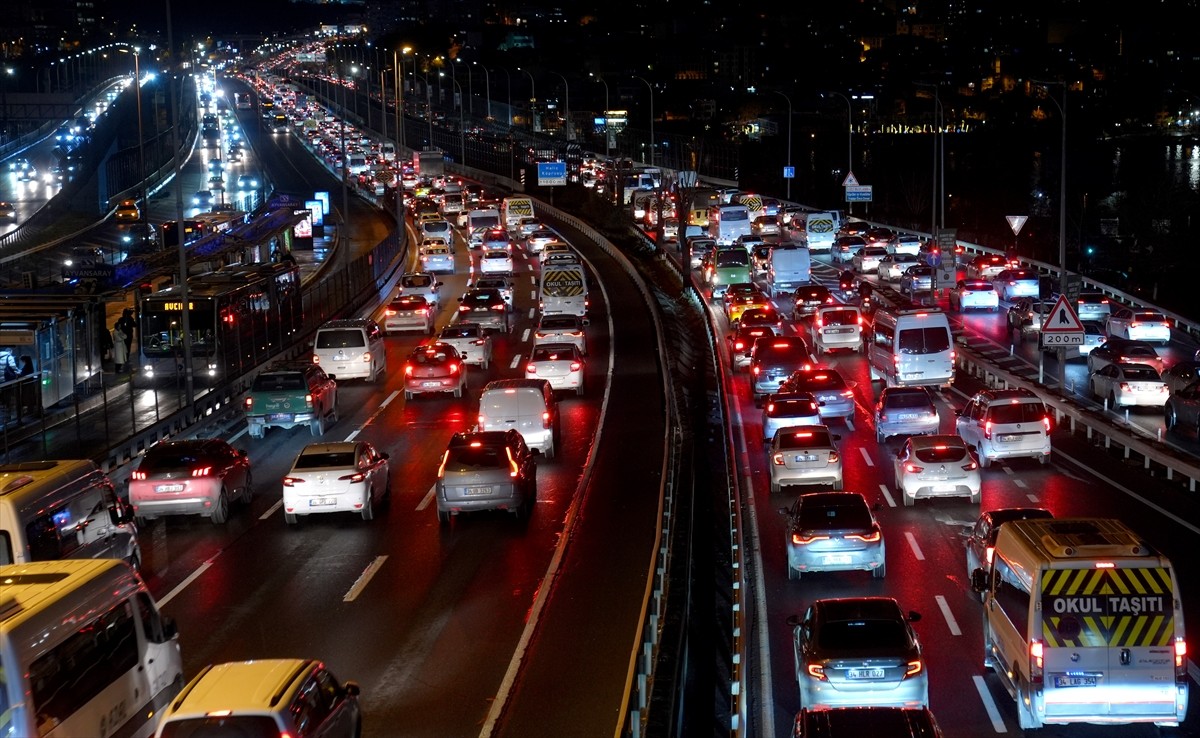 İstanbul'da haftanın ilk iş gününde bazı bölgelerde trafik yoğunluğu yaşanıyor. Kentte haftanın...
