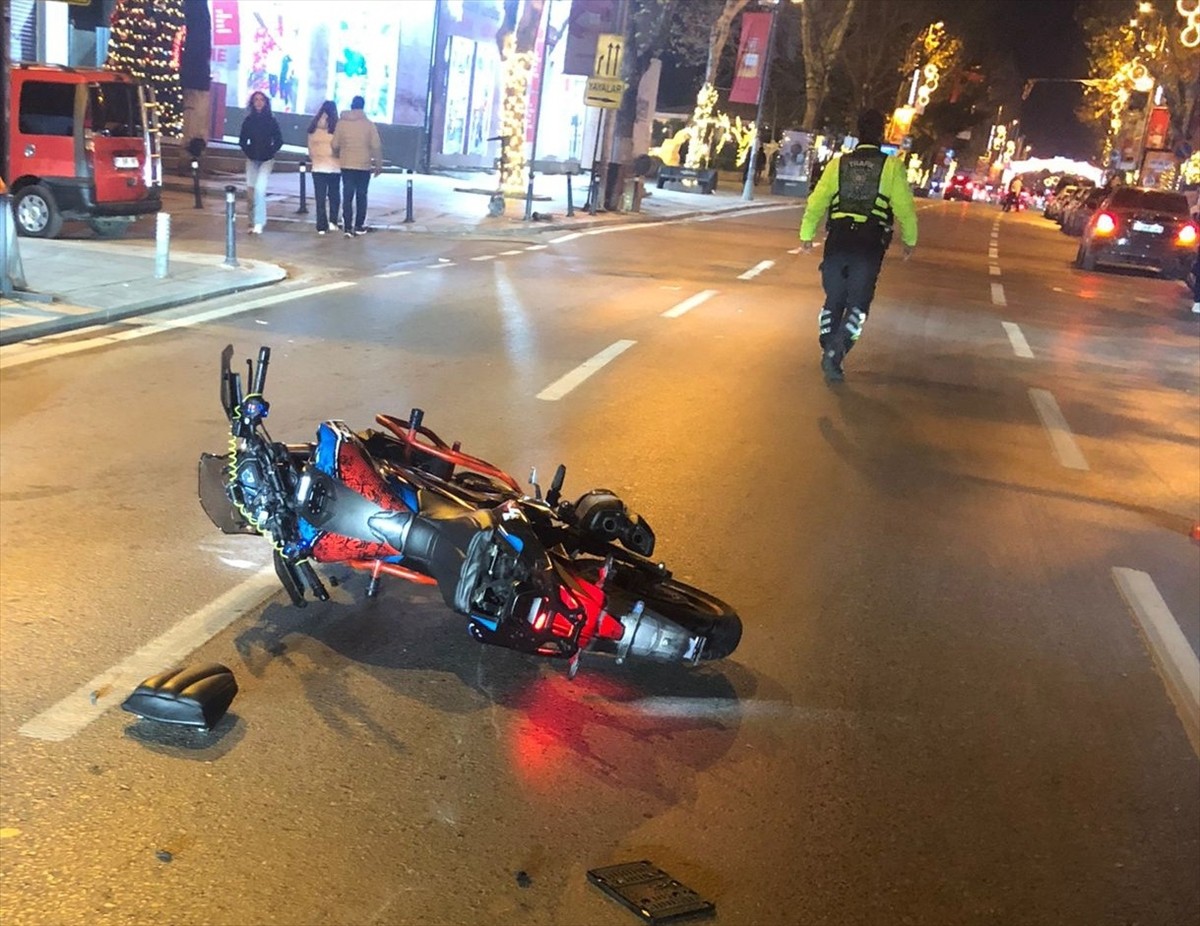 İstanbul'da Kadıköy'de "dur" ihtarına uymayarak kaçarken motosikletiyle çarptığı polis memurunun...