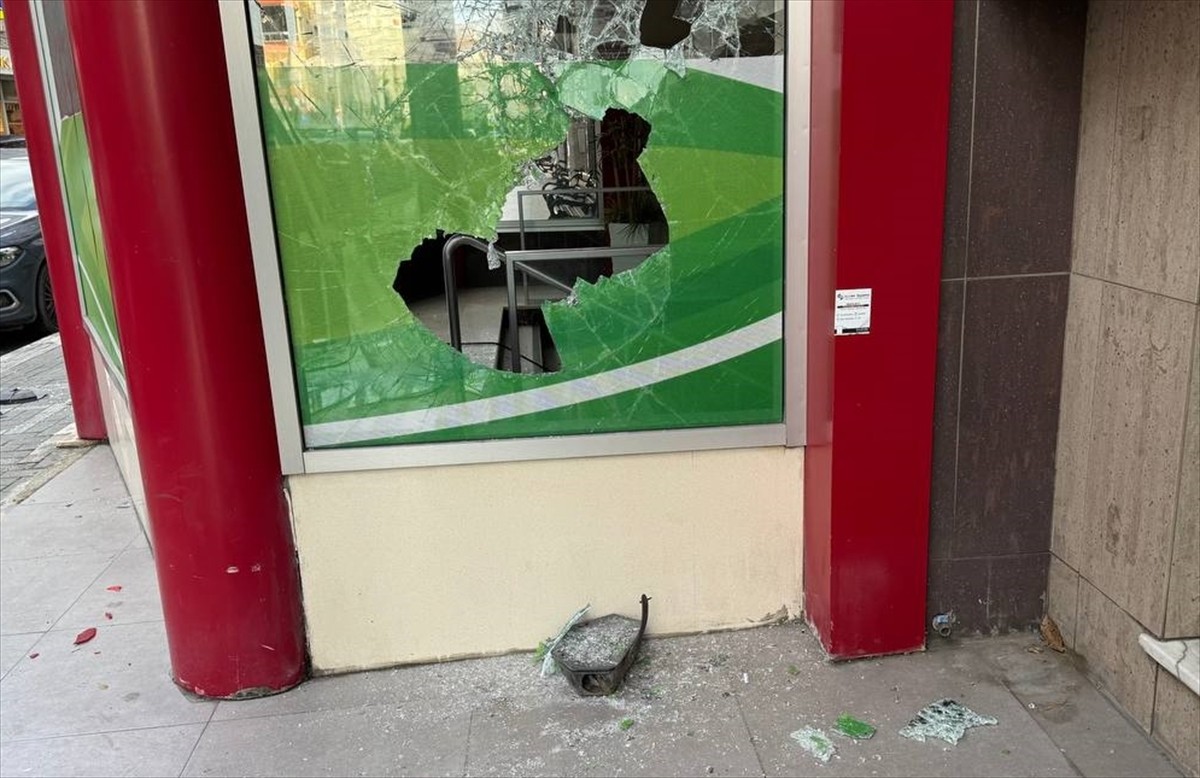 İstanbul'da, Yenidoğan çetesi soruşturması kapsamında kapatılan özel hastaneye saldırı anı...