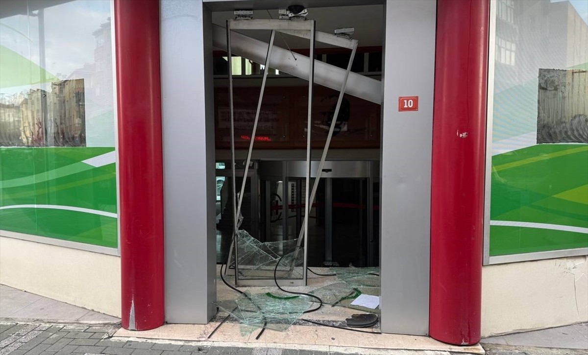 İstanbul'da, Yenidoğan çetesi soruşturması kapsamında kapatılan özel hastaneye saldırı anı...