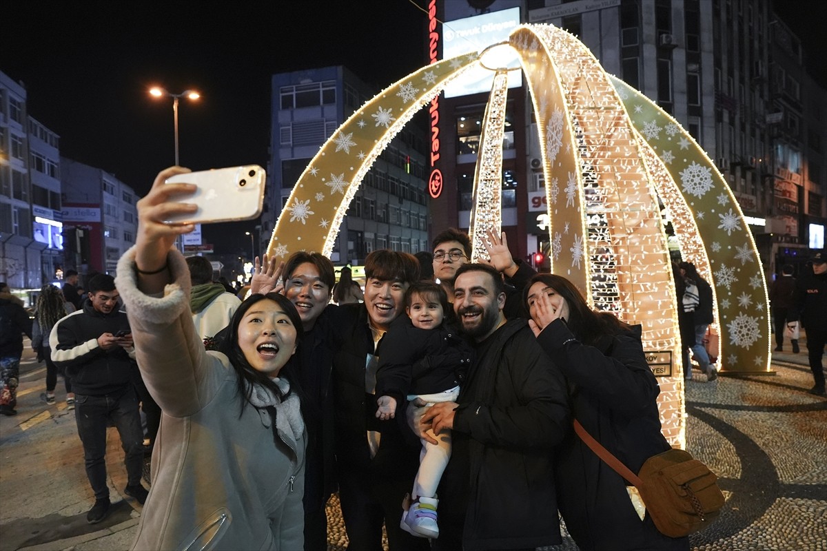 İstanbul'un işlek bölge ve caddelerinde yılbaşı kutlamalarına saatler kala hareketlilik yaşanmaya...