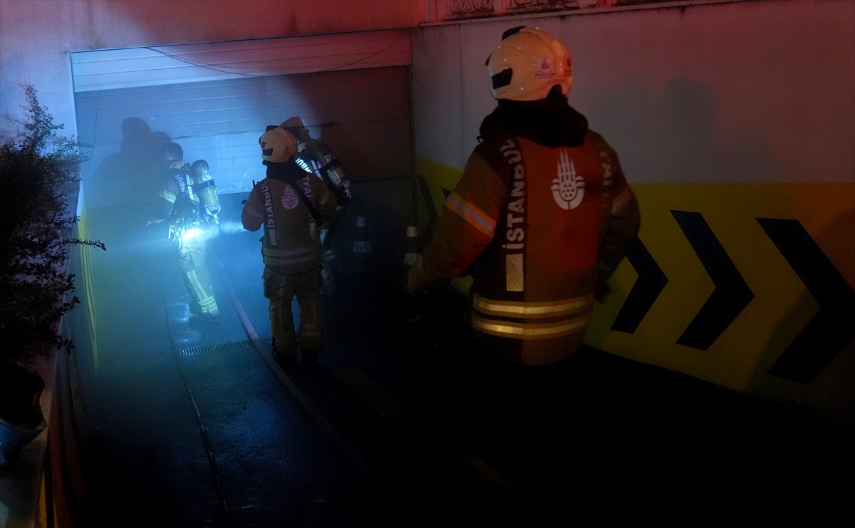 İstanbul Başakşehir'de bir sitenin otoparkında park halinde bulunan otomobil yandı, site sakinleri...