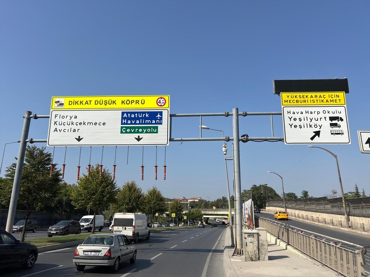 İstanbul Büyükşehir Belediyesi (İBB), Bakırköy'deki sahil yolunda yüksek tonajlı araçların...