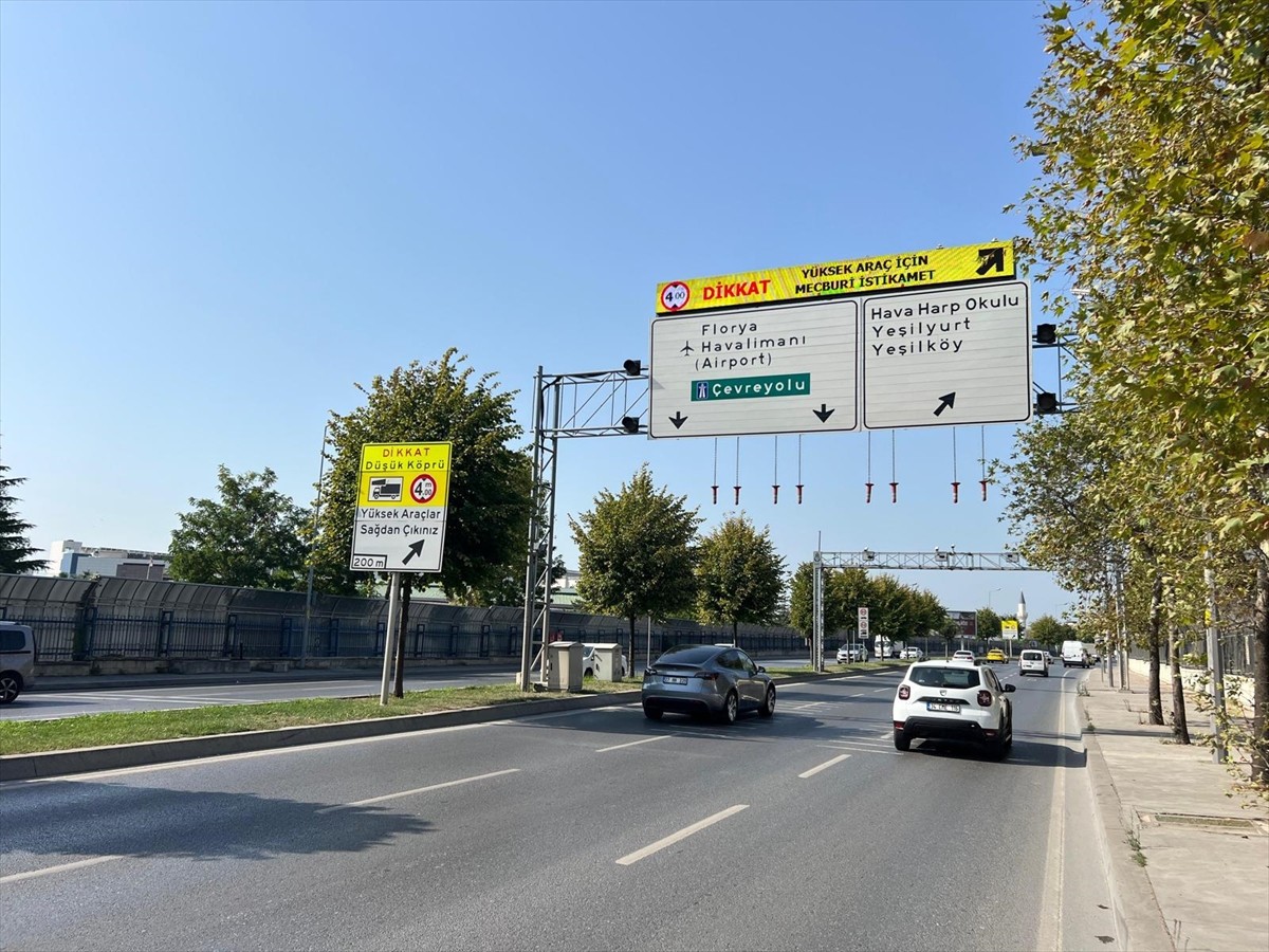 İstanbul Büyükşehir Belediyesi (İBB), Bakırköy'deki sahil yolunda yüksek tonajlı araçların...