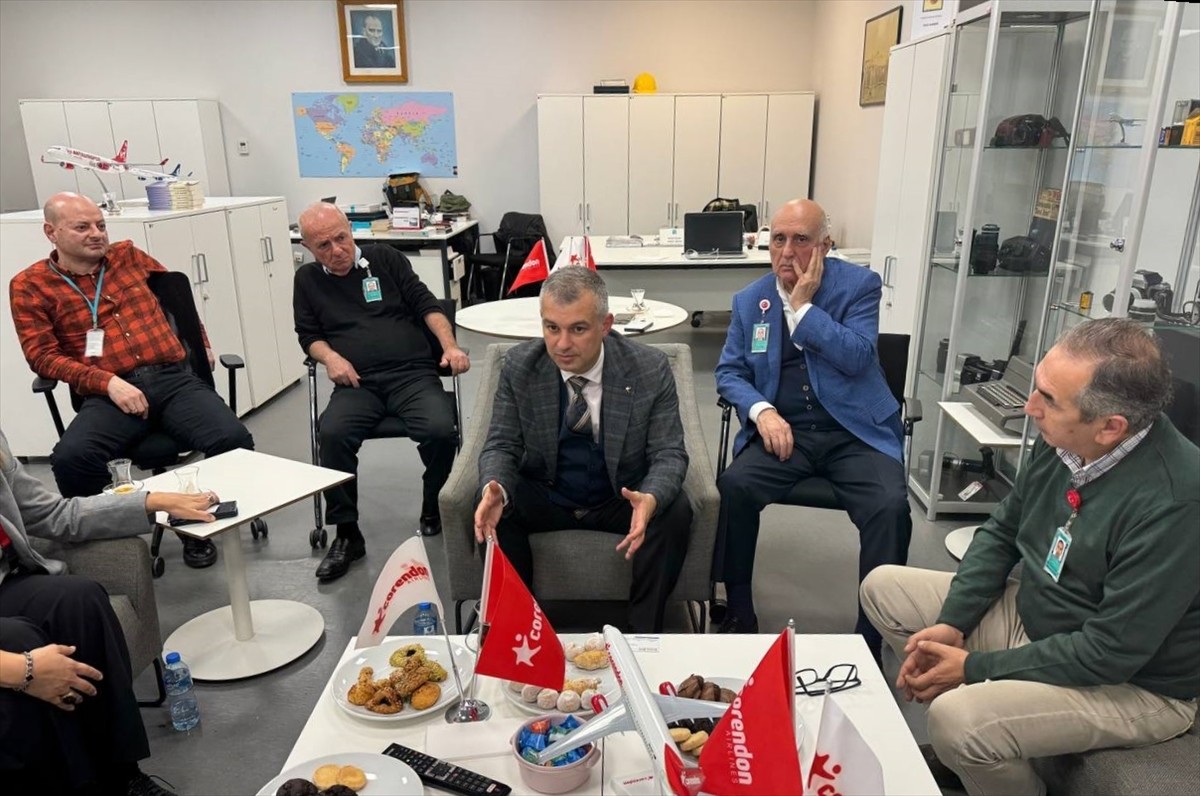 İstanbul Havalimanları Muhabirleri Derneğinin odasında basın mensuplarıyla bir araya gelen...