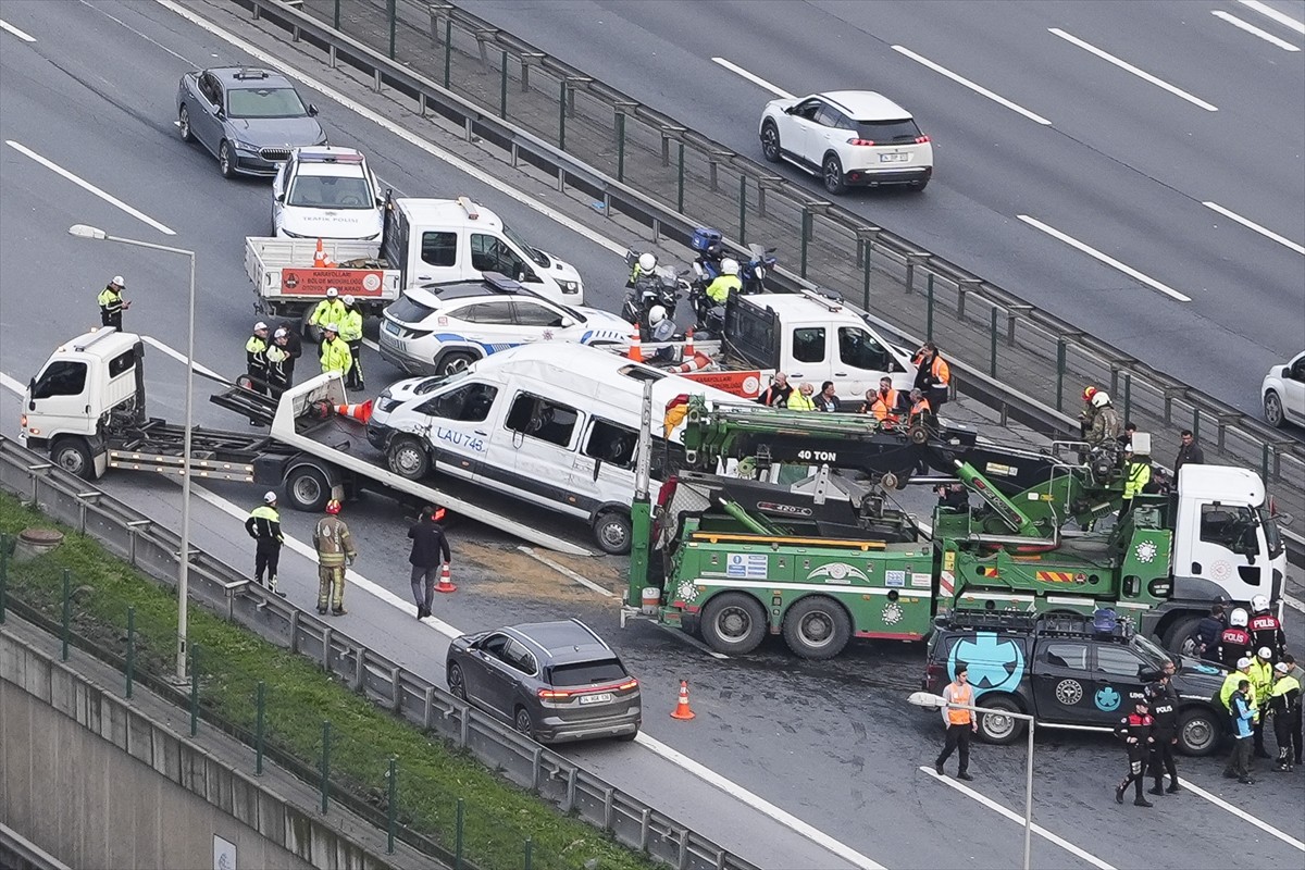 İstanbul Kağıthane'de okul servisi ile hafif ticari aracın çarpışması sonucu 7'si öğrenci 10 kişi...