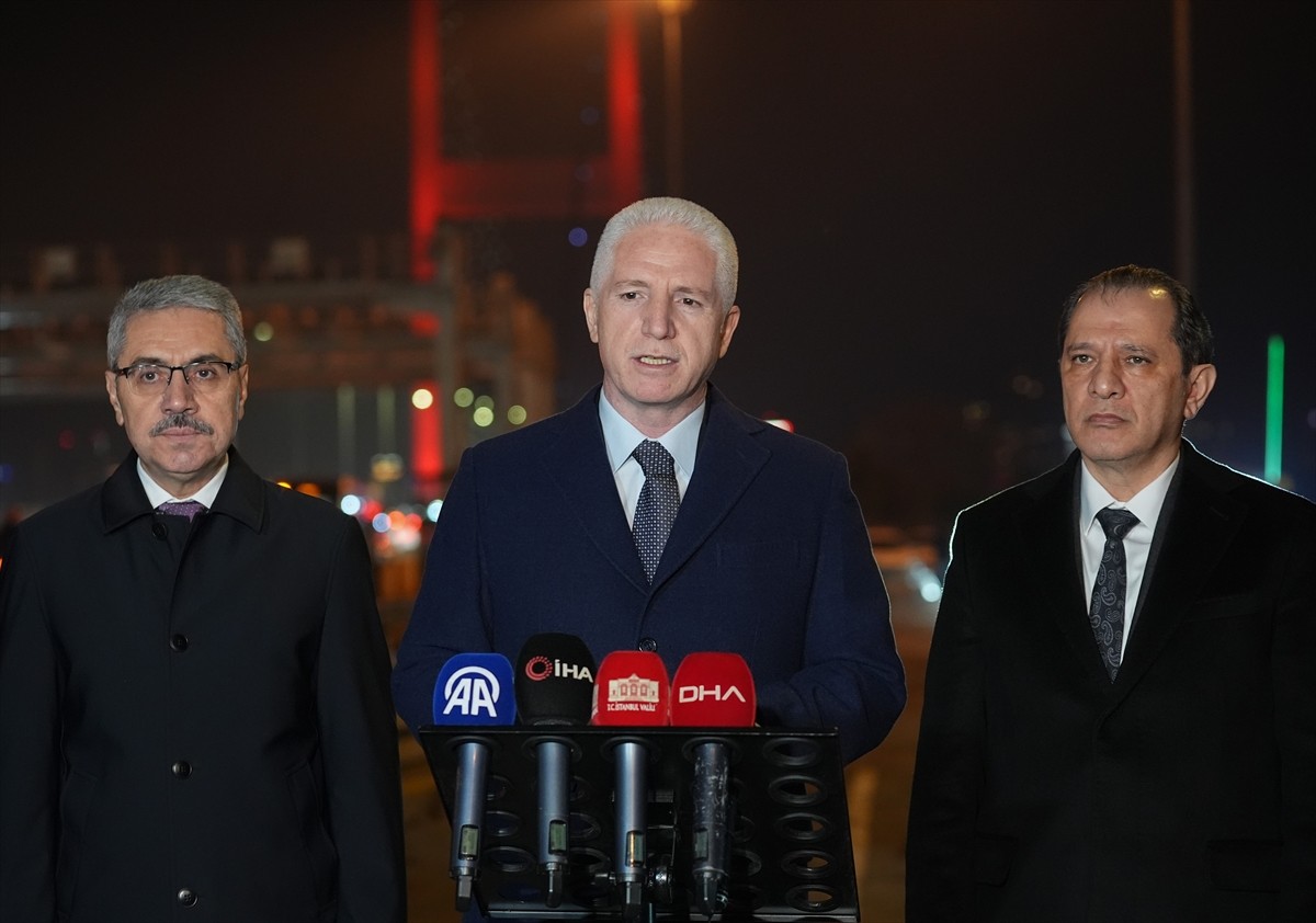 İstanbul Valisi Davut Gül, 15 Temmuz Şehitler Köprüsü'nde uygulama noktasında görev yapan...