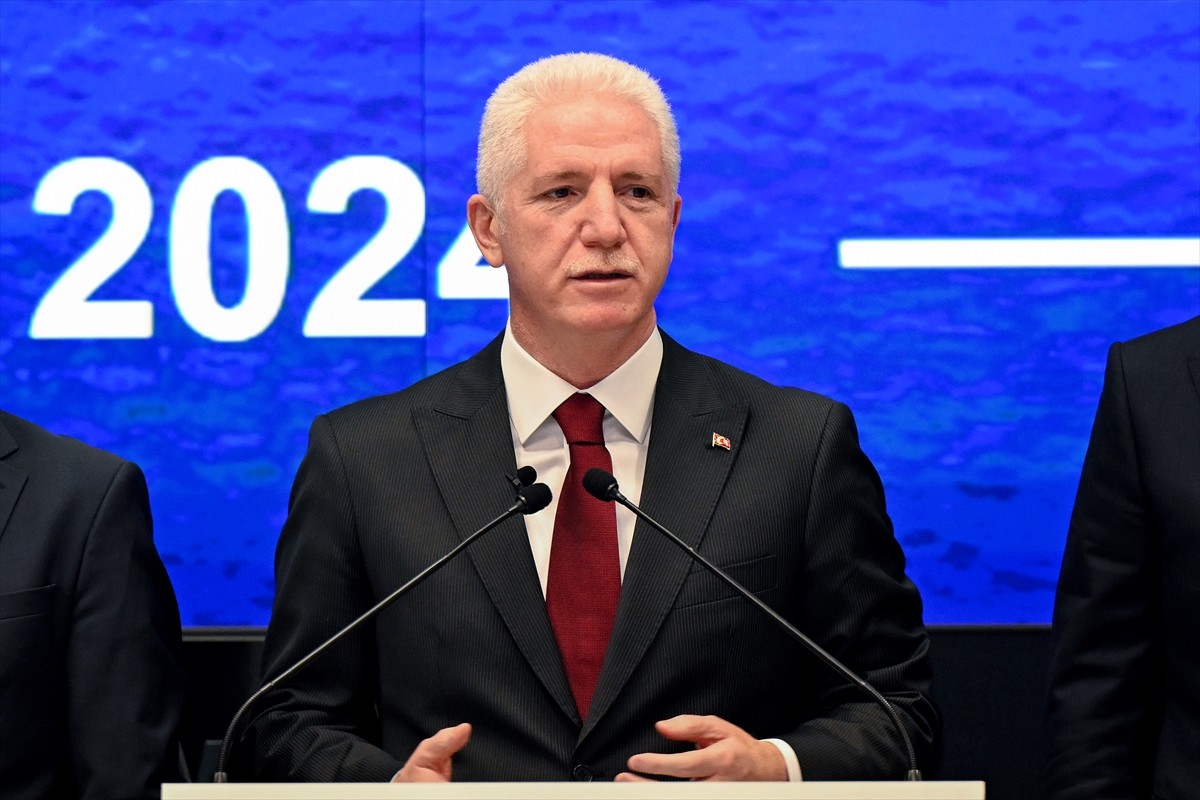 İstanbul Valisi Davut Gül, İl Afet ve Acil Durum Müdürlüğünde (AFAD) gerçekleştirilen toplantıda...