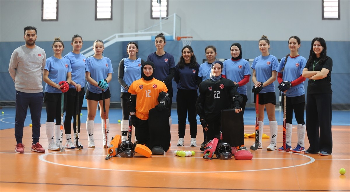 İsviçre'de Salon Hokey Avrupa Gençler Şampiyonası'nda geçen yıl bronz madalya kazanan Ümit Milli...