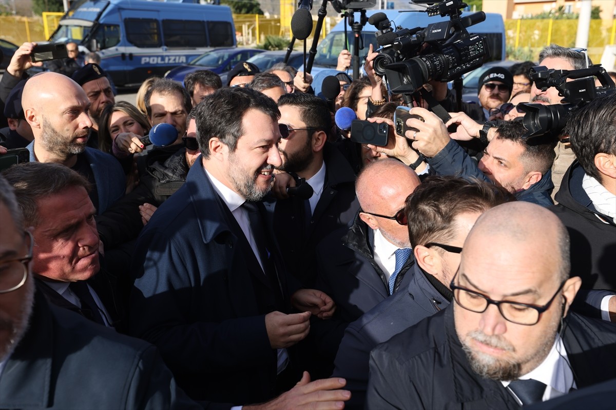 İtalya'da Başbakan Yardımcısı ve Ulaştırma-Altyapı Bakanı, aşırı sağcı Lig Partisinin lideri...