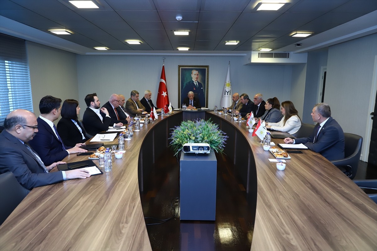 İYİ Parti Başkanlık Divanı toplandı. İYİ Parti Genel Başkanı Müsavat Dervişoğlu, genel merkez ek...
