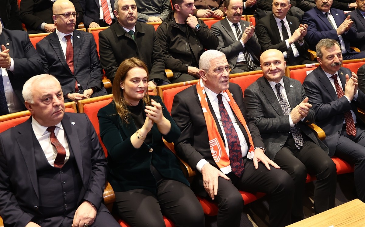 İYİ Parti Genel Başkanı Müsavat Dervişoğlu (önde ortada), Büyükşehir Belediyesi Atakum Sanat...