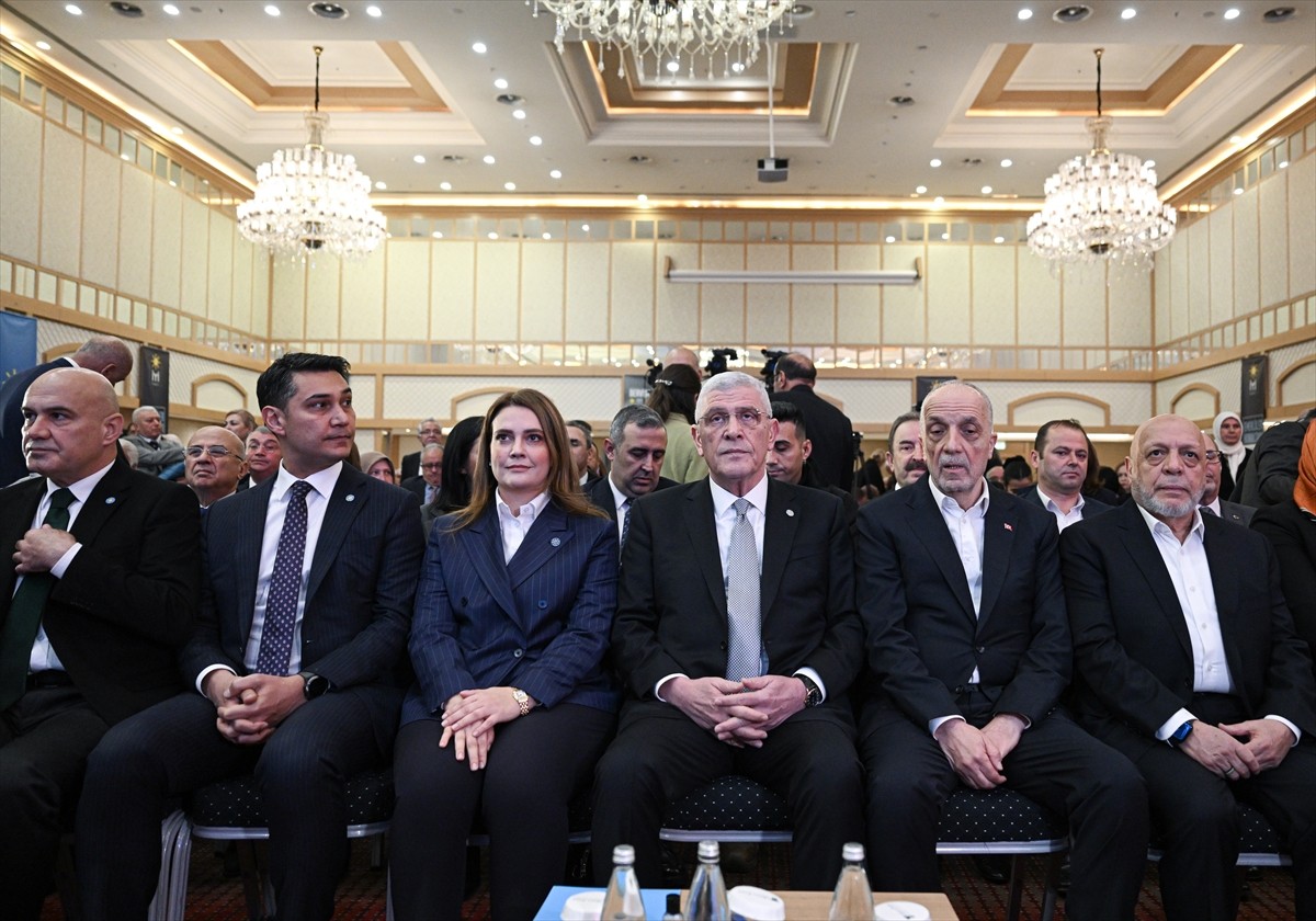 İYİ Parti Genel Başkanı Müsavat Dervişoğlu (sağ 3), HAK-İŞ Genel Başkanı Mahmut Arslan (sağda) ile...