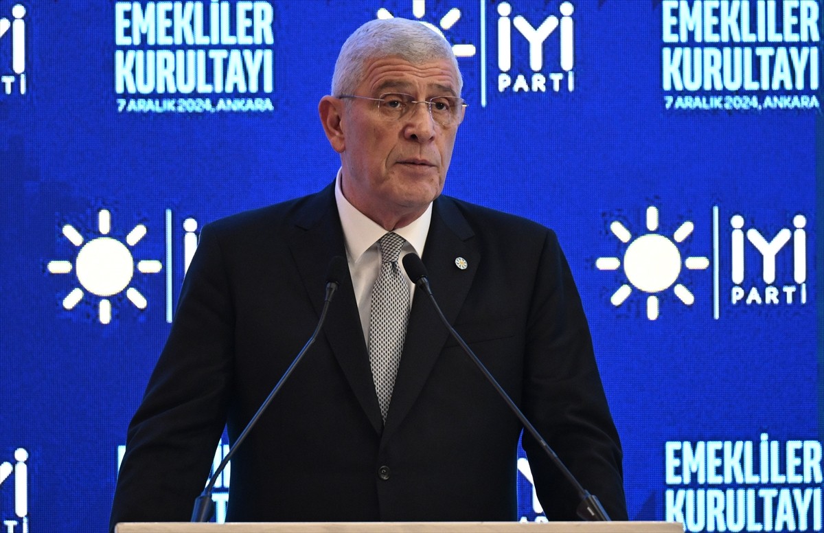 İYİ Parti Genel Başkanı Müsavat Dervişoğlu (sağ 3), HAK-İŞ Genel Başkanı Mahmut Arslan (sağda) ile...