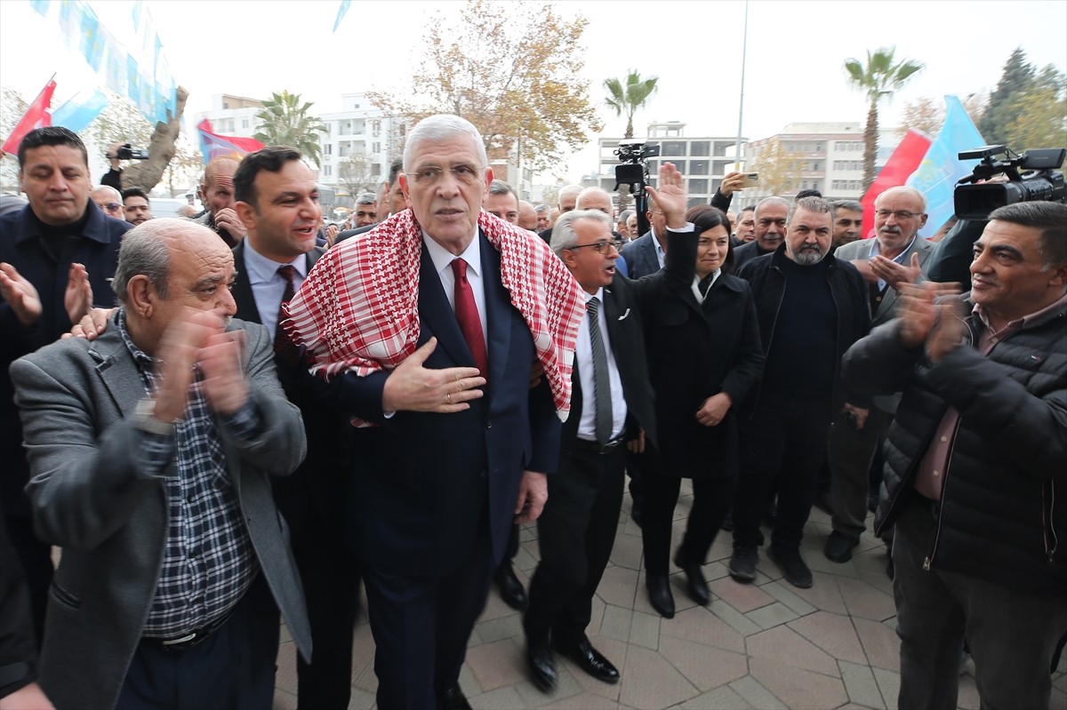 İYİ Parti Genel Başkanı Müsavat Dervişoğlu (sağda), partisinin Adıyaman il başkanlığını ziyaret...