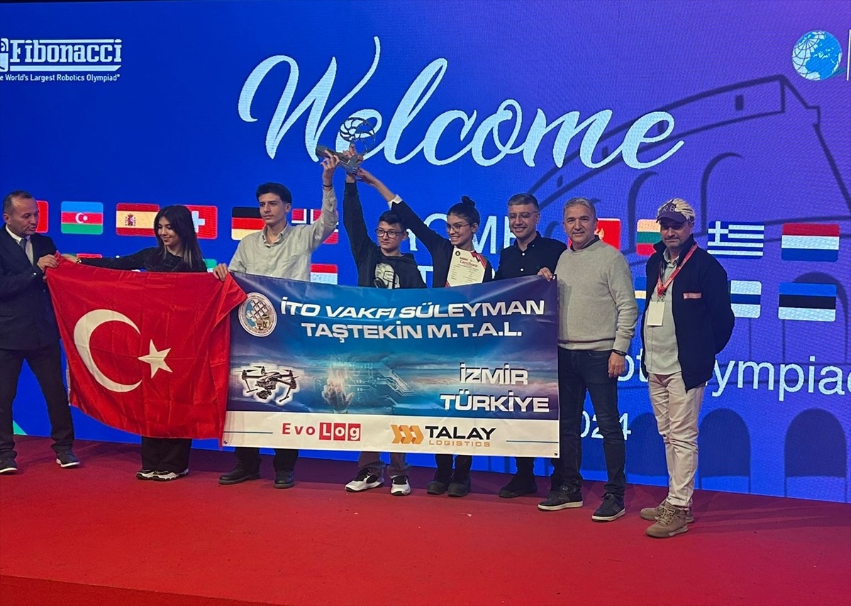 İzmir'deki iki meslek lisesinden öğrenciler, İtalya'nın başkenti Roma'da düzenlenen matematik ve...