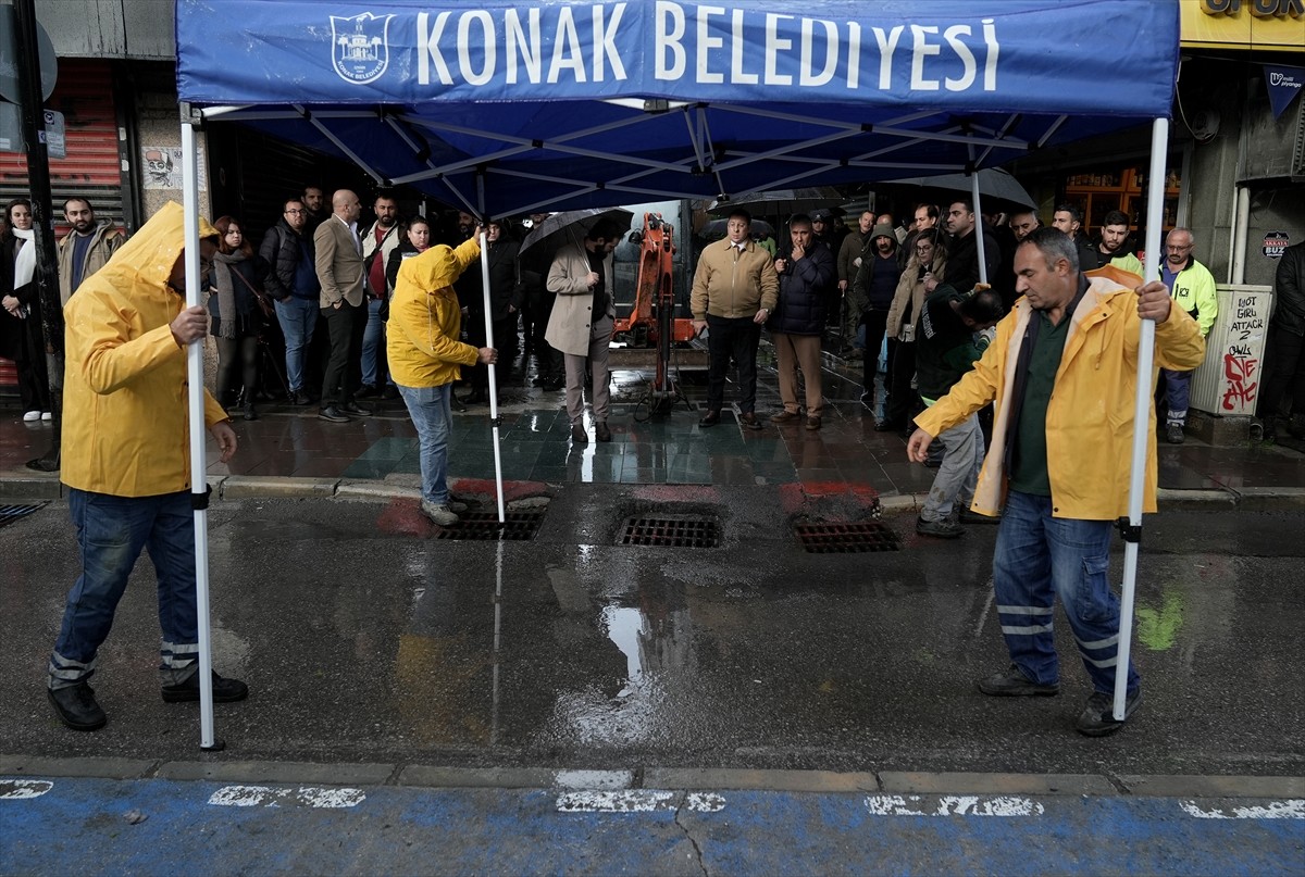 İzmir'in Konak ilçesinde, sağanaktan korunmaya çalışırken elektrik akımına kapılan 2 kişinin...