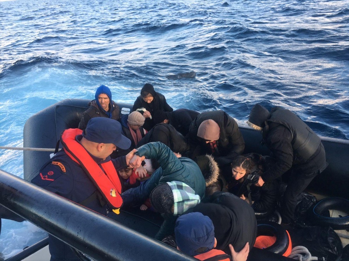 İzmir'in Seferihisar ve Karaburun ilçeleri açıklarında 76 düzensiz göçmen yakalandı.