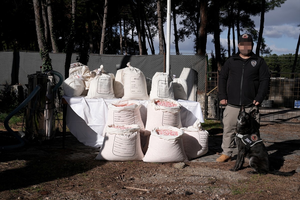 İzmir İl Emniyet Müdürlüğü Narkotik Suçlarla Mücadele Şube Müdürlüğü ekipleri tarafından...