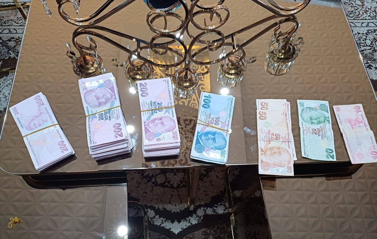 İzmir polisinin silahlı terör örgütü DEAŞ'a yönelik yürüttüğü çalışmalarda örgüte 100 milyon...