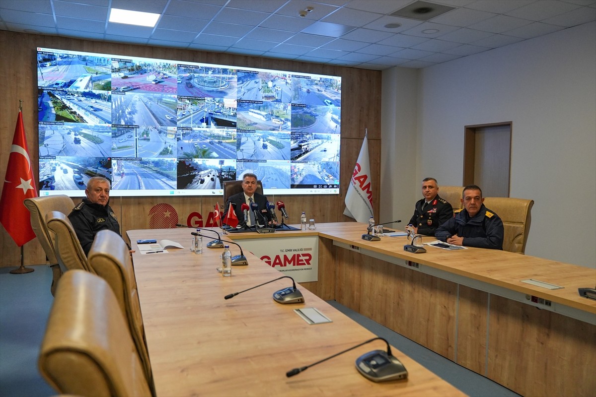 İzmir Valisi Süleyman Elban, İl Güvenlik ve Acil Durumlar Koordinasyon Merkezinde düzenlenen basın...