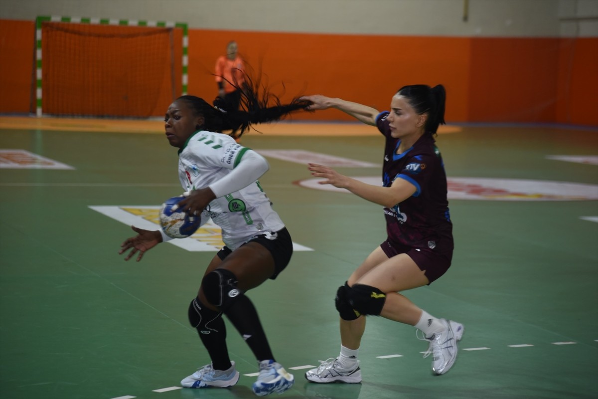 Kadınlar Hentbol Süper Lig'in 9. hafta maçında Görele Belediyespor sahasında Ortahisar...