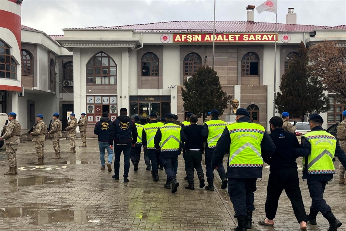 Kahramanmaraş'ın Afşin ilçesinde, 4 yıl önce 2 kişiyi öldürmekten hüküm giyen 4 firari...